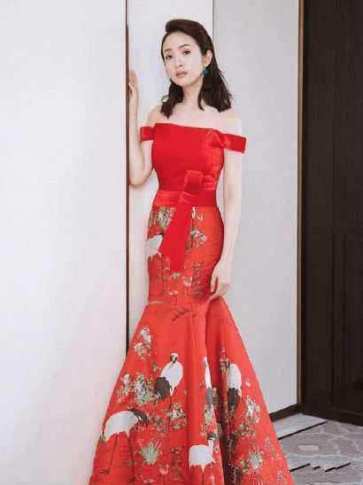 林依晨中國(guó)風(fēng)繡花連衣裙盡顯女神魅力